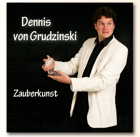 Der Zauberer Dennis von Grudzinski auf der Bühne mit Karten